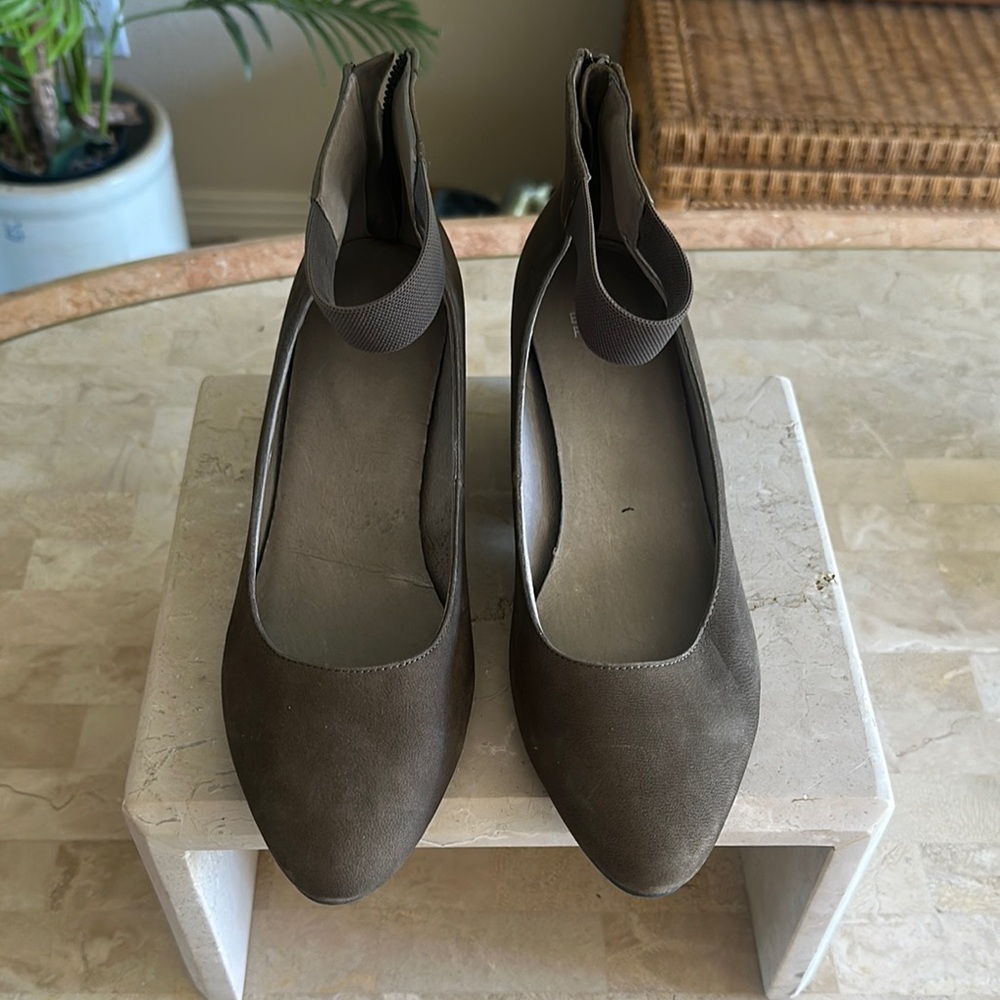Elegant Women's Kaki Heels
